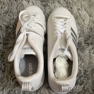 Addidas white and silver tennis shoes